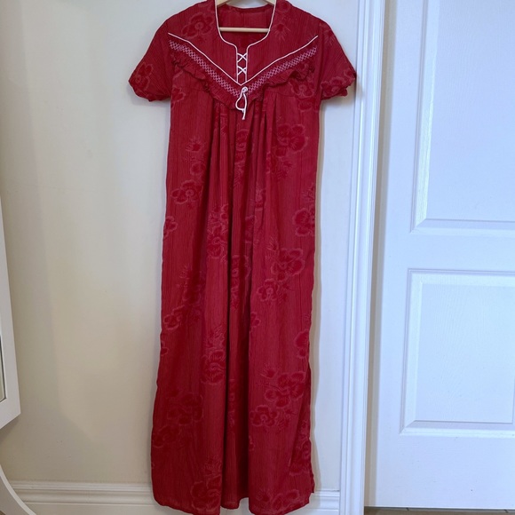Red cotton muumuu maxi dress - Picture 2 of 7
